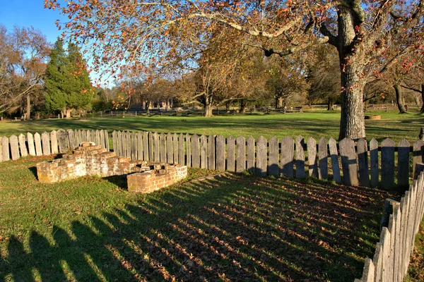 Ogrodzenie Chroni Ruiny Murowanej Budowli Jamestown Colony — Zdjęcie stockowe