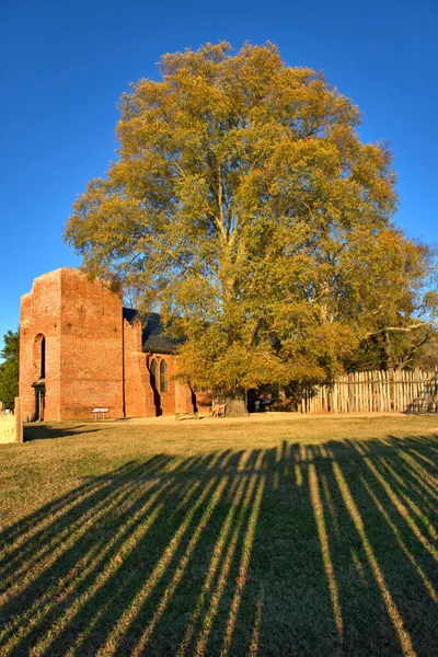 ジェームズタウン植民地の教会を指している柵のフェンスを通して影 — ストック写真