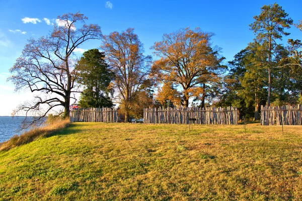 Jamestown Kolonisindeki İngiliz Bayrağı Deniz duvarı boyunca rüzgarda dalgalanıyor.
