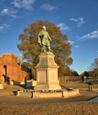 Yüzbaşı John Smith 'in gölgesi kilisede. Bu Jamestown Kolonisinde yılda sadece birkaç hafta görülebilir..