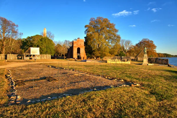 Kaptan John Smith 17. yüzyılın başlarında Amerika 'nın ilk kalıcı İngiliz yerleşimi olan Jamestown, Virginia' da koloninin kurulmasında önemli bir rol oynadı..