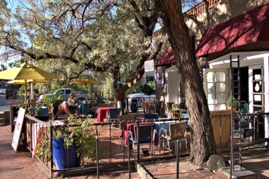 COVID-19 tarafından ayrılmış bir restoranda, dışarıda akşam yemeği.