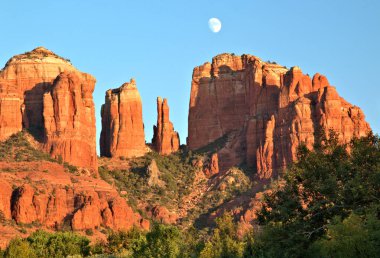 Sedona, AZ 'deki Katedral Kayası üzerindeki ay
