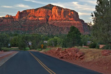 Sedona Golf Tatil Köyü Kızıl Kayalıkları 'nda gün batımının altın saati.