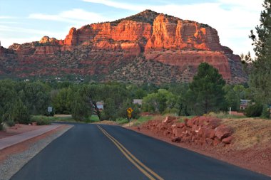 Sedona Golf Tatil Köyü Kızıl Kayalıkları 'nda gün batımının altın saati.