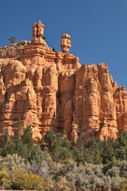 Red Canyon, Utah 'ta 12. karayolu boyunca bulunan kırmızı kaya oluşumları ve tünellerden oluşan bir kolleksiyondur..