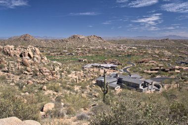 Scottsdale yakınlarındaki Pinnacle Zirvesi 'nden Az, uzaktaki evlere ve dağlara bakıyor.