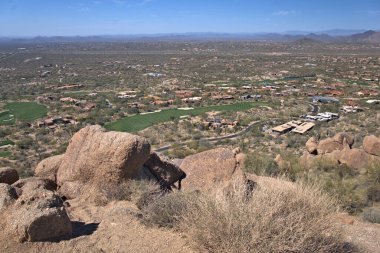 Scottsdale, Arizona 'daki Pinnacle Tepesi' nden bir golf sahası manzarası.