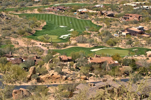 Scottsdale, Arizona 'daki Pinnacle Tepesi' nden bir golf sahası manzarası.