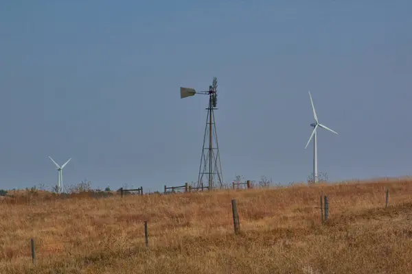 内布拉斯加州农村的老风车抽水被建造电力的高塔楼所环绕 — 图库照片