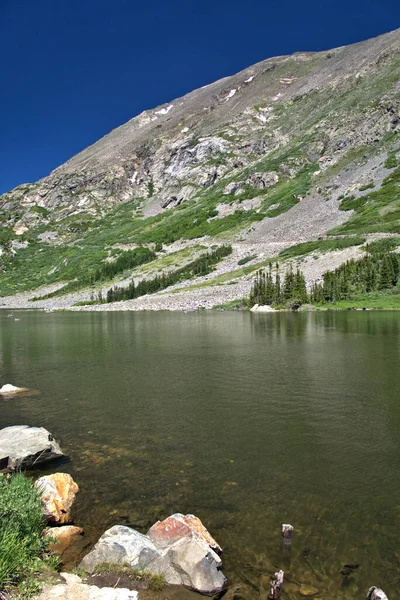 Lago Localizado Alto Das Montanhas Rochosas Meados Verão — Fotografia de Stock