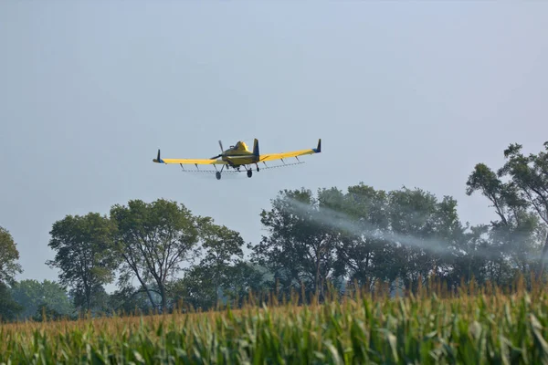 Low Flying Crop Duster Applying Insecticide Corn Fields — Stock Photo, Image