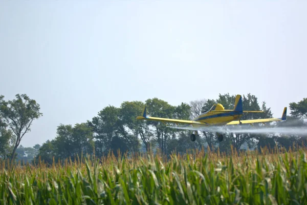 Low Flying Crop Duster Applying Insecticide Corn Fields — Stock Photo, Image