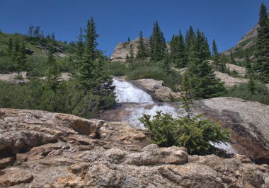 Kayalık arazide akan sular.