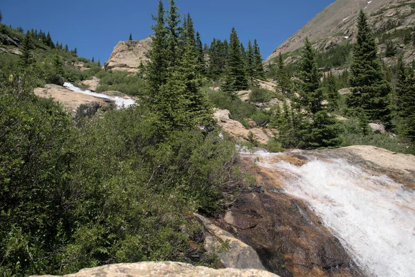 Bergbeekje Verandert Een Waterval Midden Zomer — Stockfoto