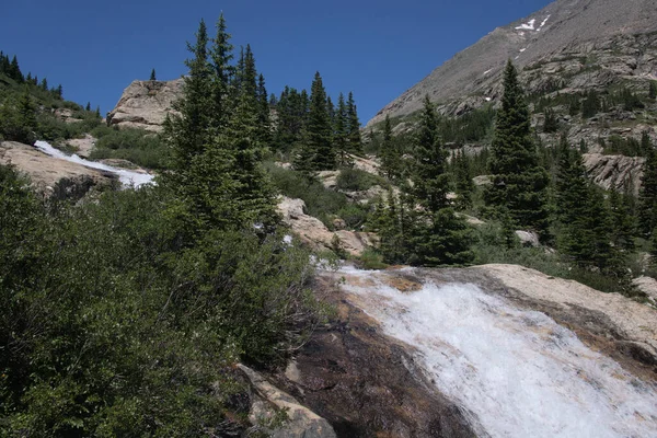 水冲下岩石山景 — 图库照片