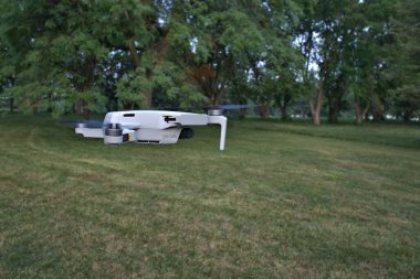 DJI Mini 2 249 gram ağırlığında ve fantastik video ve fotoğraflar çekiyor.