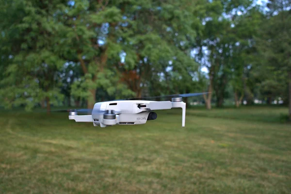 Mini Drone Volo Nella Luce Mattutina Che Riflette Corpo Plastica — Foto Stock