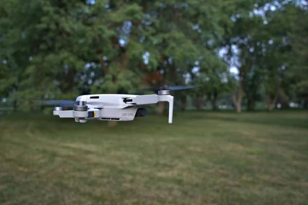 Dji Mini Närbild Flygning Med Rotorer Snurrar — Stockfoto