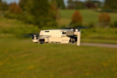 Günbatımının altın parıltısı, bir İHA 'nın yakın çekimini vurguluyor.