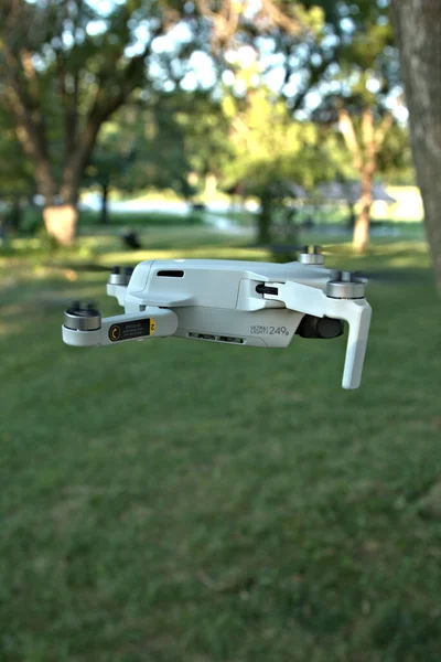 Drone Voando Através Uma Área Arborizada Final Tarde Luz — Fotografia de Stock