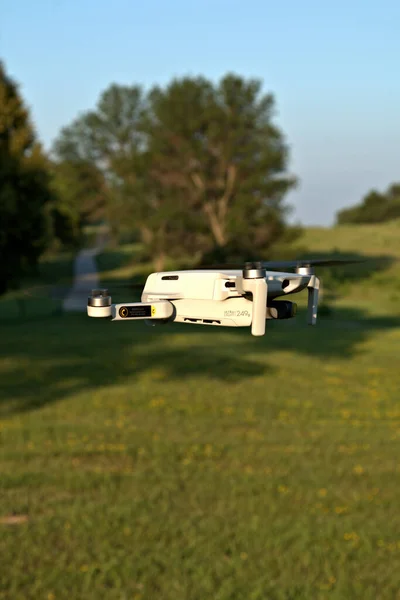 Primo Piano Drone Volo Con Marciapiede Alberi Sullo Sfondo Alla — Foto Stock