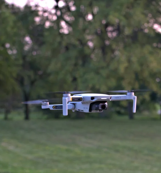 Drone Volo Con Alberi Erba Sullo Sfondo Sfocato — Foto Stock