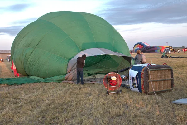 Μεγάλος Ανεμιστήρας Φυσάει Αέρα Ένα Πράσινο Μπαλόνι Νωρίς Πρωί Προετοιμασία — Φωτογραφία Αρχείου