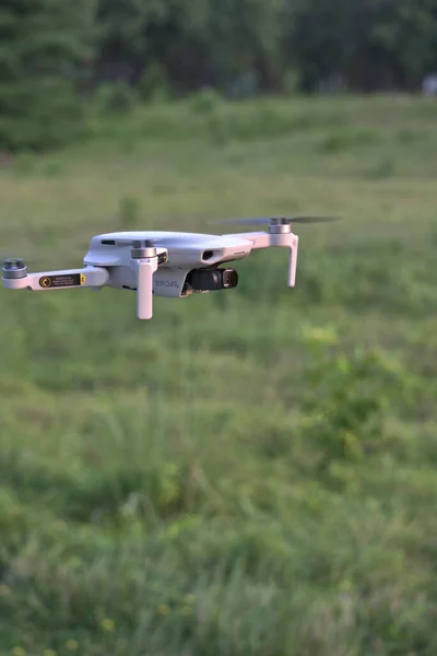 Närbild Quadcopter Flyger Över Grön Gräsäng — Stockfoto