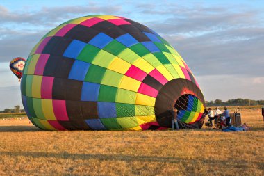 Balon ekibi Polonyalı Dansçı 'yı ayarlıyor.