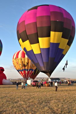 Renkli Sıcak Hava balonları sabahın erken saatlerinde havalanmayı bekliyor.
