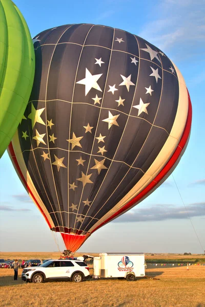 Énormes Ballons Éclipsent Véhicule Membres Équipage Assis Sous Verrière Ballon — Photo