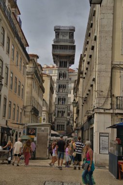 Lizbon çok tepelik ve Portekiz 'in güzel mimarisi ile dolu bir sahil başkentidir.