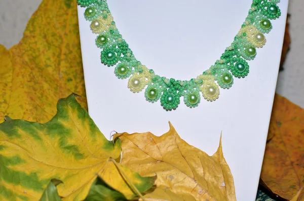 Halskette aus handgefertigten "fallenden Blättern" — Stockfoto