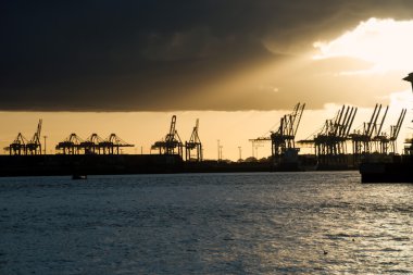 Gün batımında Harbor Vinçler