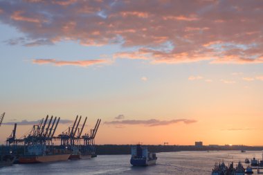 Gün batımında Harbor Vinçler