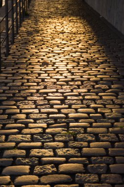 Arnavut kaldırımlı günbatımında sokak