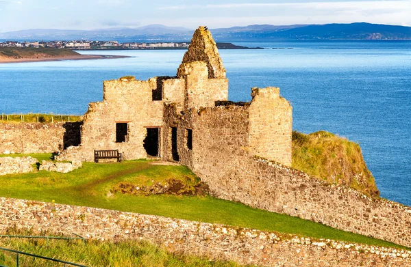 Tönkre Dunluce castle és Portrush Észak-Írországban — Stock Fotó