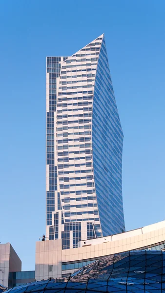 Grattacielo asimmetrico moderno — Foto Stock