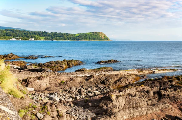 Falaise et côte rocheuse en Irlande du Nord — Photo