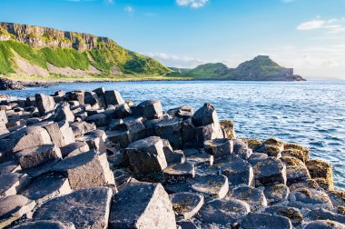 Devler Causeway ve Kuzey İrlanda kayalıklarla