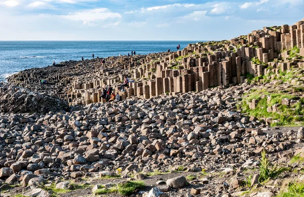 Touriste sur la Chaussée des Géants en Irlande du Nord — Photo