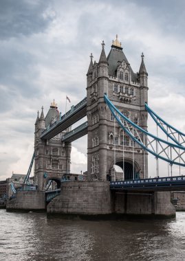 Tower Bridge bulutlu günde