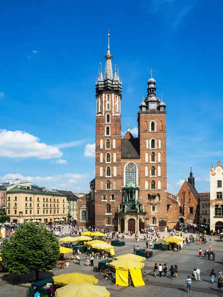 Iglesia de Santa María y gente en la Plaza del Mercado de Cracovia —  Fotos de Stock