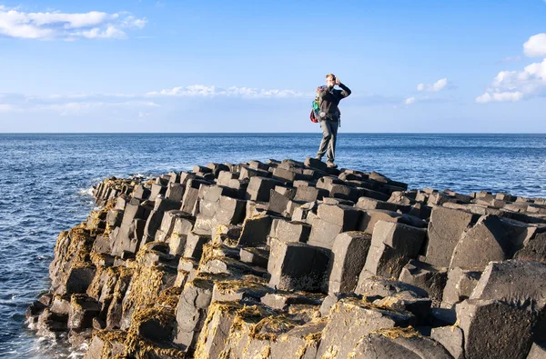 Tomando fotos sobre la Calzada de los Gigantes en Irlanda del Norte —  Fotos de Stock