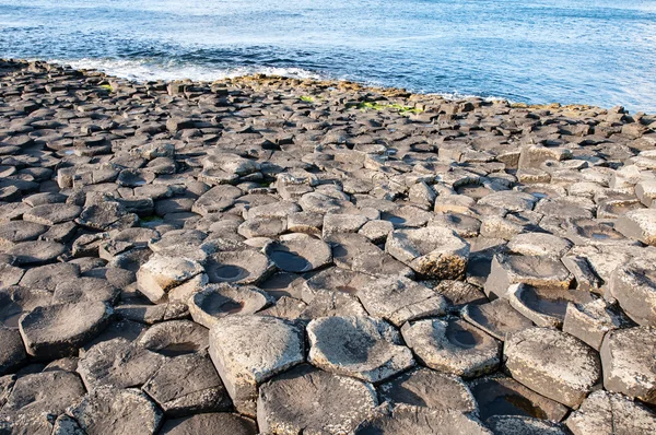 Formación geológica de calzada de gigantes en Irlanda del Norte — Foto de Stock