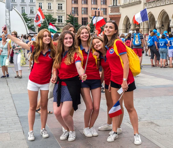 Día Mundial de la juventud 2016: Francés chicas hacer autorretratos en Cracovia — Foto de Stock