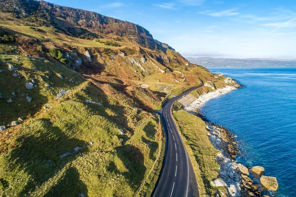Kuzey İrlanda 'nın doğu kıyısı ve Causeway Coastal Route namı diğer Antrim Coast Road A2. Avrupa 'nın en manzaralı kıyı yollarından biri. Kışın hava manzarası