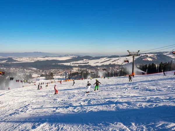 Skihellingen Stoeltjesliften Skiërs Snowboarders Skigebied Bialka Tatrzanska Polen Winter Sneeuwkanonnen — Stockfoto