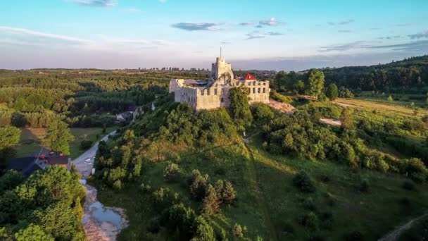 ポーランドの中世の王ラプツィン城の遺跡 夏に光を集める空中ビデオ 進行中の改修と考古学的作品 — ストック動画